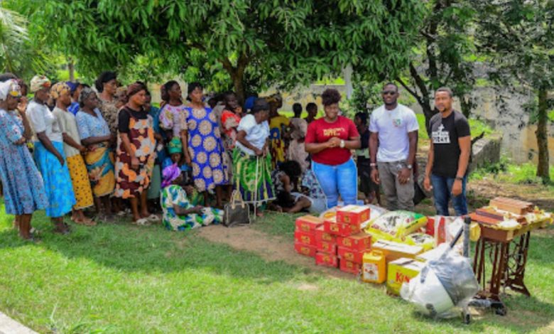 Odudu Otu flanked by women of The Widow of Zarephath Foundation)
