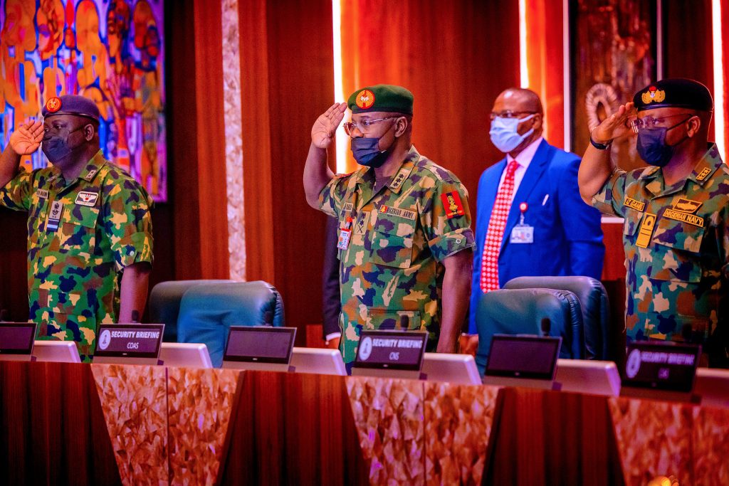 Buhari meets service chiefs