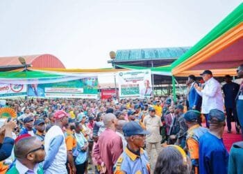 A 'Ibom traders get N1.5b non-interest loan as Eno flags off free food scheme