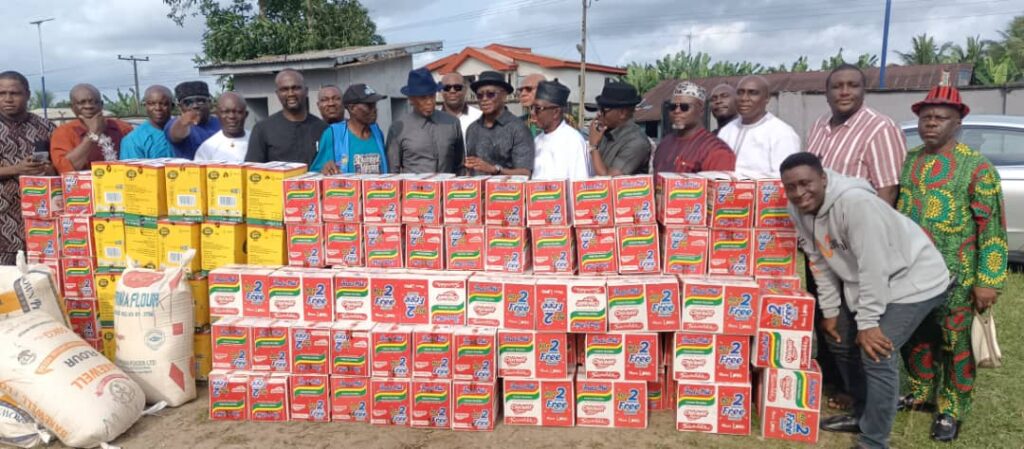 Sen Dafinone Presents Food Items Worth Millions To Okuama IDP Camp