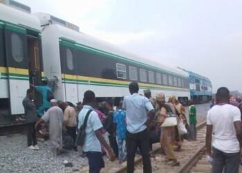 Yuletide: Passengers storm train stations for free ride