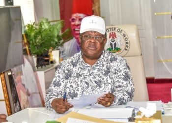 Umahi issues ultimatum to contractors over delayed road projects
