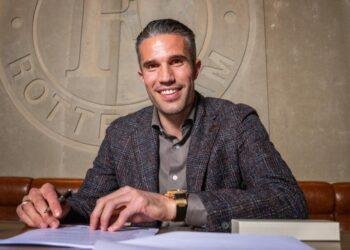 Feyenoord appoint Robin Van Persie