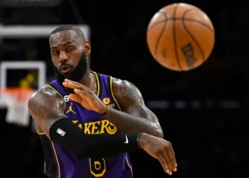 LeBron James' Clutch Tip-In Lifts Lakers to victory, snaps losing streak