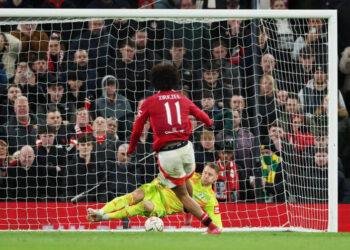 Leno penalty saves knock Manchester United out of FA Cup
