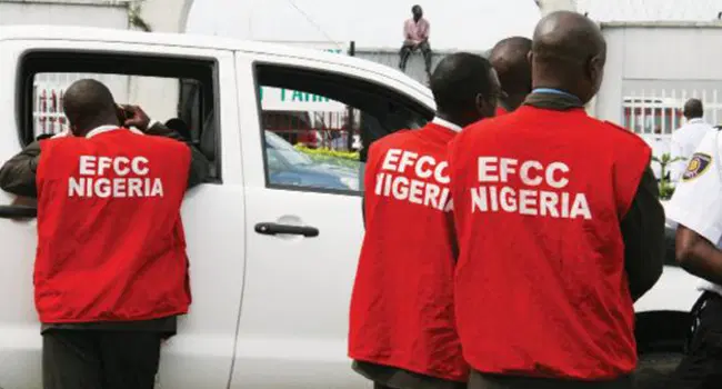 Backlash as netizens attack EFCC over opposition to spraying of naira