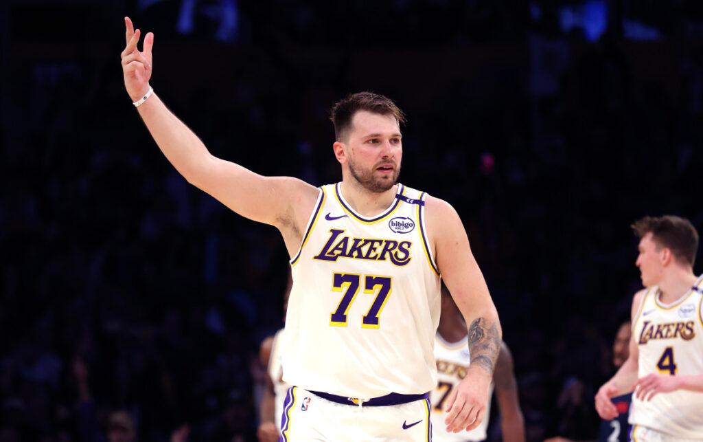 Lakers triumph against Los Angeles's Clippers with 108-102 points