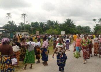 Breaking News: Irri Community storms OANDO Flow Station in protest over marginalization