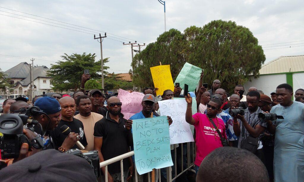 Youths stage peaceful protest to Delta Govt House over blackout, exploitation by BEDC