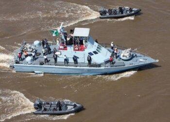 Navy rescue squad prevents ninety-nine people from drowning
