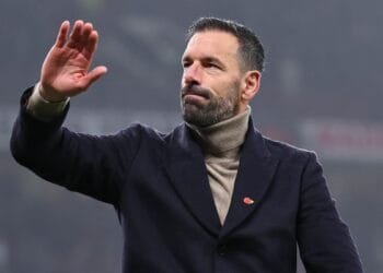 Former Manchester United striker Van Nistelrooy to quit Leicester