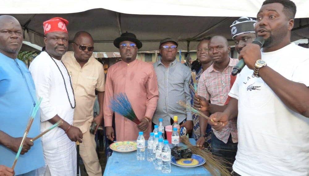 Mass exodus from PDP to APC as political giants in Emevor lead defection