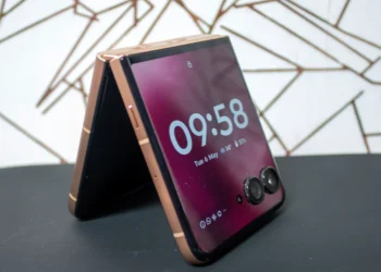 Motorola Razr Ultra 2025: A Sharp, stylish flip phone that dares to compete