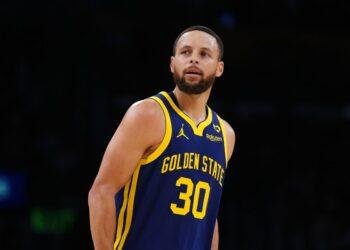 Curry injured in Warriors 99-88 win as Pacers stun Cavs in NBA playoffs