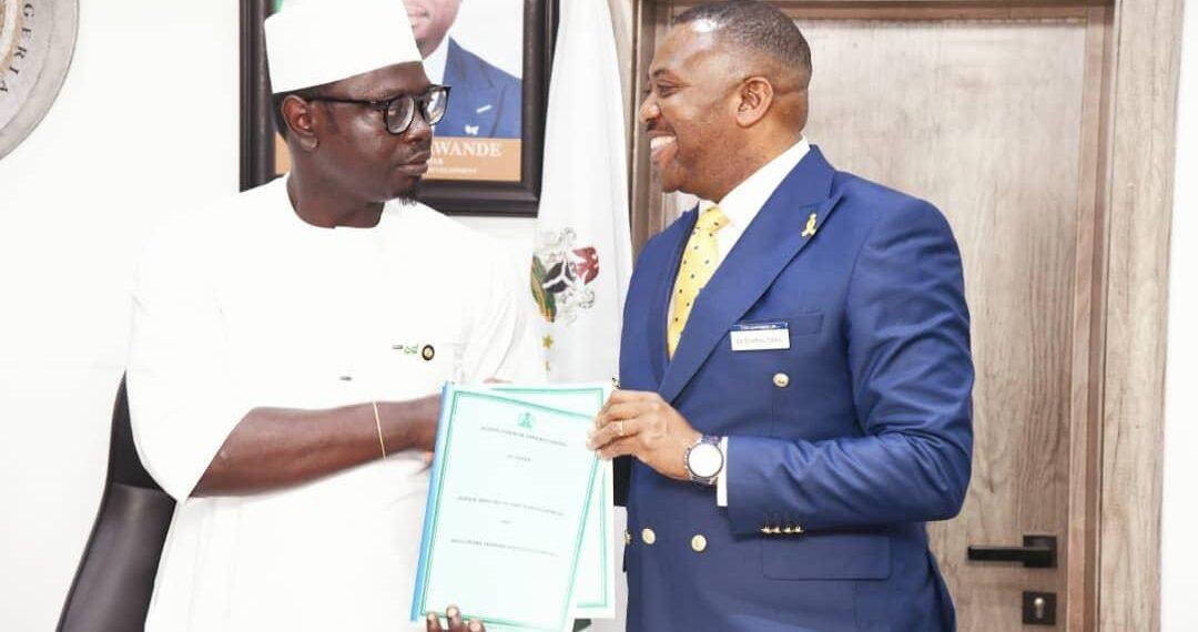 FG signs agreement to train 100,000 Nigerians on forex trading