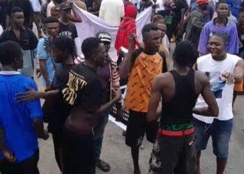 Protesters block Ughelli-Asaba Expressway over prolonged blackout in Ndokwa