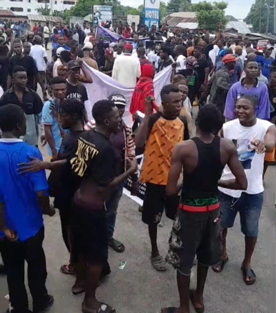 Protesters block Ughelli-Asaba Expressway over prolonged blackout in Ndokwa