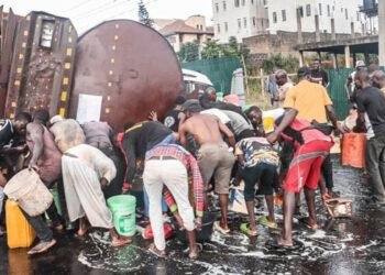 Panic in Calabar as residents defy heavy rain to scoop fuel from fallen Petrol Tanker
