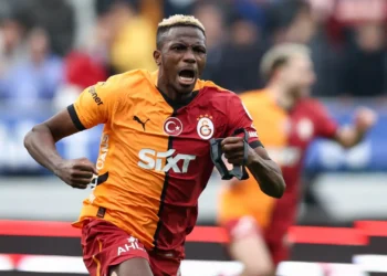 Osimhen spotted at Lagos restaurant, draws crowd while ordering ‘amala’