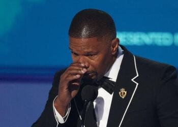 Jamie Foxx loses emotions while receiving BET 'Ultimate Icon Award'