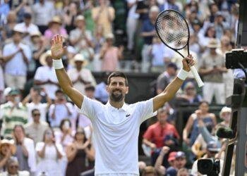 Djokovic dominates Evans to advance at Wimbledon