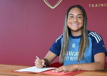 Arsenal sets World Record, signs Olivia Smith for £1 Million