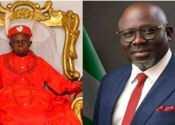 Gov. Oborevwori presents staff of office to Efrurun-Otor monarch