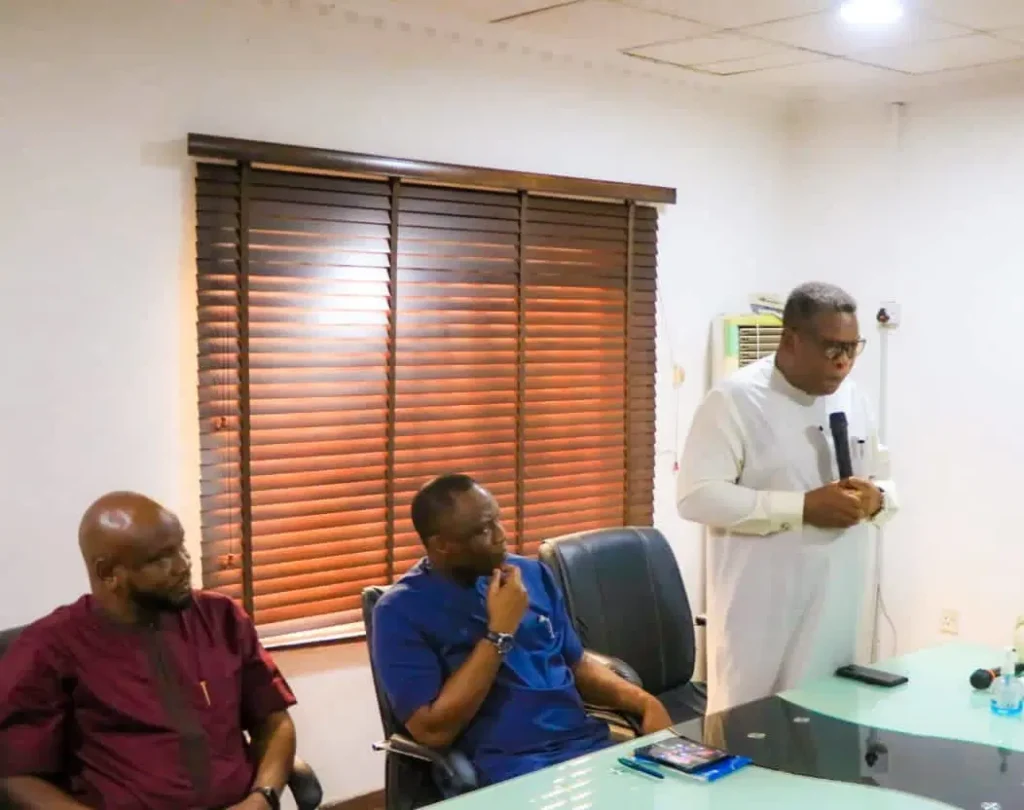The Delta State government has invited tenders from suitably qualified companies for the execution of major infrastructure and health-related projects across the state, in a fresh move to deepen development and improve service delivery. The call for bids, issued by the Delta State Tenders Board secretariat under the office of the deputy governor, covers a wide range of projects spread across key ministries and development agencies. These include highways, urban and rural roads, riverine infrastructure, flood control works, and medical equipment procurement. In the highways and urban roads sector, the Ministry of Works will undertake critical projects such as the construction of the Okowa Crescent in Ughelli North Local Government Area, and the reconstruction and asphalt overlay of the Emu-Obodeti-Abbi-Abraka Road, stretching through Ndokwa West and Ethiope East Local Government Areas. Other road projects include the construction of access routes to the Model Technical College in Obiaruku and a major flood control intervention from Orikeze Avenue Junction through Oduh, Enumah and Uromi Roads to the Orogodo River in Ika South. The Delta State Capital Territory Development Agency is also seeking to complete the Olikili Layout Roads in Asaba, comprising multiple links including Arinze Street, Ezenwael Way, Tony Bakassi Street, Trust in God Lane, and Emeka Obiokolo Street. In riverine communities, the Directorate of Riverine Infrastructure Development will oversee the construction of internal roads in Kantu, Ijaghala, and Kolokolo/Tisun across Warri South-West and Warri North. The Ministry of Works (Rural and Riverine Roads) has also listed projects in Mosogar, Oghara, Bomadi, Ituru, and Bulu-Angiaman Road in Ughelli South. In the health sector, the Ministry of Health plans to procure and install three Magnetic Resonance Imaging (MRI) machines (Siemens Magnetom Flow 1.5 Tesla) for three state hospitals, Asaba Specialist Hospital, Central Hospital Warri, and Delta State University Teaching Hospital, Oghara. Interested contractors are expected to provide proof of registration with the Delta State government and the Corporate Affairs Commission, valid tax clearance certificates, and evidence of technical and financial capacity. They must also show records of previous projects successfully executed, alongside other statutory documents such as audited accounts for the last three years and payment of the prescribed non-refundable tender fees. Tender fees vary depending on the scope of work, ranging from ₦500,000 to ₦1.7 million, with an additional ₦250,000 for participation in select projects. All tenders must be submitted in two copies, accompanied by completed Bills of Engineering Measurement and Evaluation (BEME), and enclosed in a wax-sealed envelope addressed to the secretary, State Tenders Board, Deputy Governor’s Office, Asaba. The deadline for submission is 12 noon on Monday, August 18, 2025, and all documents will be opened at 10 am on Tuesday, August 19, 2025, in the presence of bidders or their representatives. Prospective bidders are encouraged to visit the project sites before submission. They are also advised that the Tenders Board is not obliged to accept the lowest or any bid. The invitation was signed by D.B. Abolo, Secretary to the State Tenders Board, reinforcing the state government’s commitment to transparency and quality delivery in public procurement.