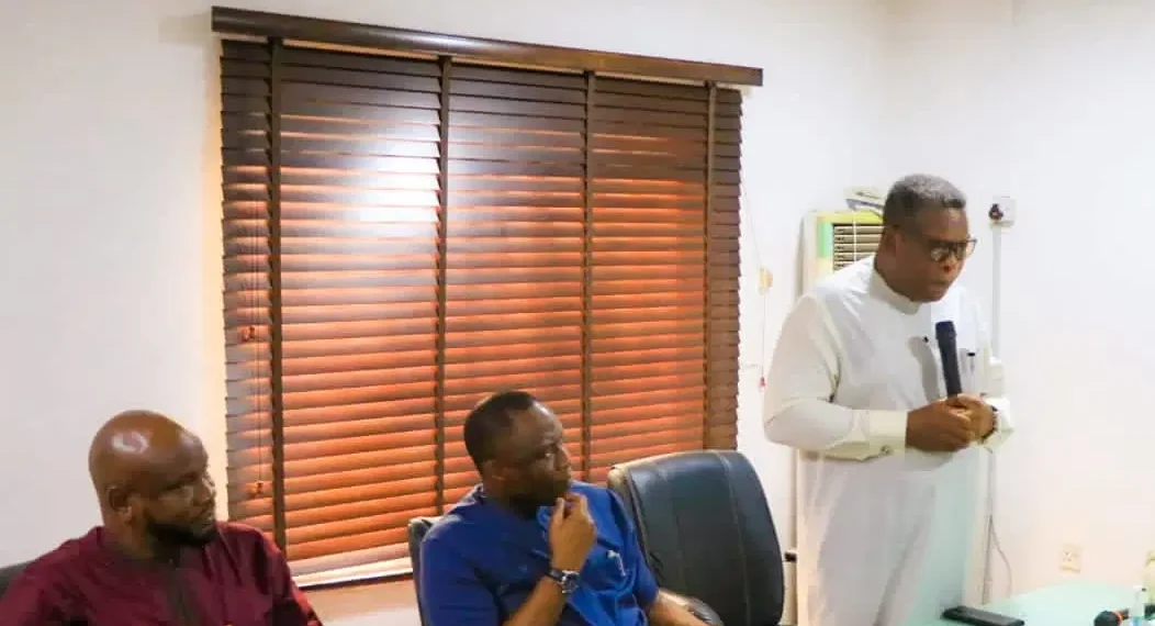 The Delta State government has invited tenders from suitably qualified companies for the execution of major infrastructure and health-related projects across the state, in a fresh move to deepen development and improve service delivery. The call for bids, issued by the Delta State Tenders Board secretariat under the office of the deputy governor, covers a wide range of projects spread across key ministries and development agencies. These include highways, urban and rural roads, riverine infrastructure, flood control works, and medical equipment procurement. In the highways and urban roads sector, the Ministry of Works will undertake critical projects such as the construction of the Okowa Crescent in Ughelli North Local Government Area, and the reconstruction and asphalt overlay of the Emu-Obodeti-Abbi-Abraka Road, stretching through Ndokwa West and Ethiope East Local Government Areas. Other road projects include the construction of access routes to the Model Technical College in Obiaruku and a major flood control intervention from Orikeze Avenue Junction through Oduh, Enumah and Uromi Roads to the Orogodo River in Ika South. The Delta State Capital Territory Development Agency is also seeking to complete the Olikili Layout Roads in Asaba, comprising multiple links including Arinze Street, Ezenwael Way, Tony Bakassi Street, Trust in God Lane, and Emeka Obiokolo Street. In riverine communities, the Directorate of Riverine Infrastructure Development will oversee the construction of internal roads in Kantu, Ijaghala, and Kolokolo/Tisun across Warri South-West and Warri North. The Ministry of Works (Rural and Riverine Roads) has also listed projects in Mosogar, Oghara, Bomadi, Ituru, and Bulu-Angiaman Road in Ughelli South. In the health sector, the Ministry of Health plans to procure and install three Magnetic Resonance Imaging (MRI) machines (Siemens Magnetom Flow 1.5 Tesla) for three state hospitals, Asaba Specialist Hospital, Central Hospital Warri, and Delta State University Teaching Hospital, Oghara. Interested contractors are expected to provide proof of registration with the Delta State government and the Corporate Affairs Commission, valid tax clearance certificates, and evidence of technical and financial capacity. They must also show records of previous projects successfully executed, alongside other statutory documents such as audited accounts for the last three years and payment of the prescribed non-refundable tender fees. Tender fees vary depending on the scope of work, ranging from ₦500,000 to ₦1.7 million, with an additional ₦250,000 for participation in select projects. All tenders must be submitted in two copies, accompanied by completed Bills of Engineering Measurement and Evaluation (BEME), and enclosed in a wax-sealed envelope addressed to the secretary, State Tenders Board, Deputy Governor’s Office, Asaba. The deadline for submission is 12 noon on Monday, August 18, 2025, and all documents will be opened at 10 am on Tuesday, August 19, 2025, in the presence of bidders or their representatives. Prospective bidders are encouraged to visit the project sites before submission. They are also advised that the Tenders Board is not obliged to accept the lowest or any bid. The invitation was signed by D.B. Abolo, Secretary to the State Tenders Board, reinforcing the state government’s commitment to transparency and quality delivery in public procurement.