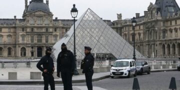 5 new suspects arrested over Louvre jewelry theft