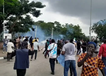 Tear Gas, chaos as Police disperse #ReleaseNnamdiKanu protesters at Abuja market
