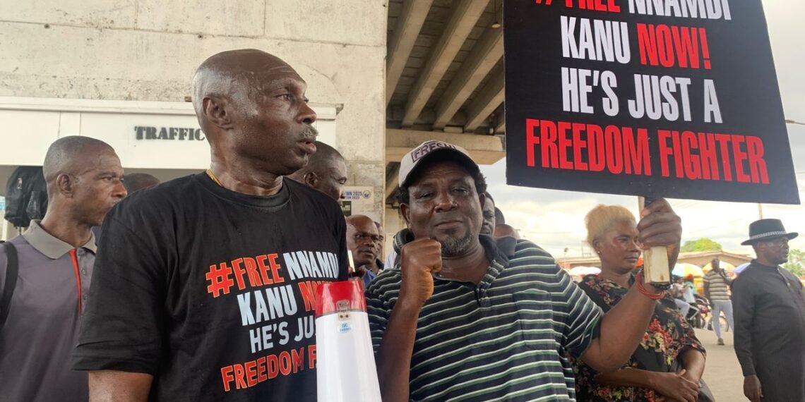 Police arrest #FreeNnamdiKanuNow protester in Lagos