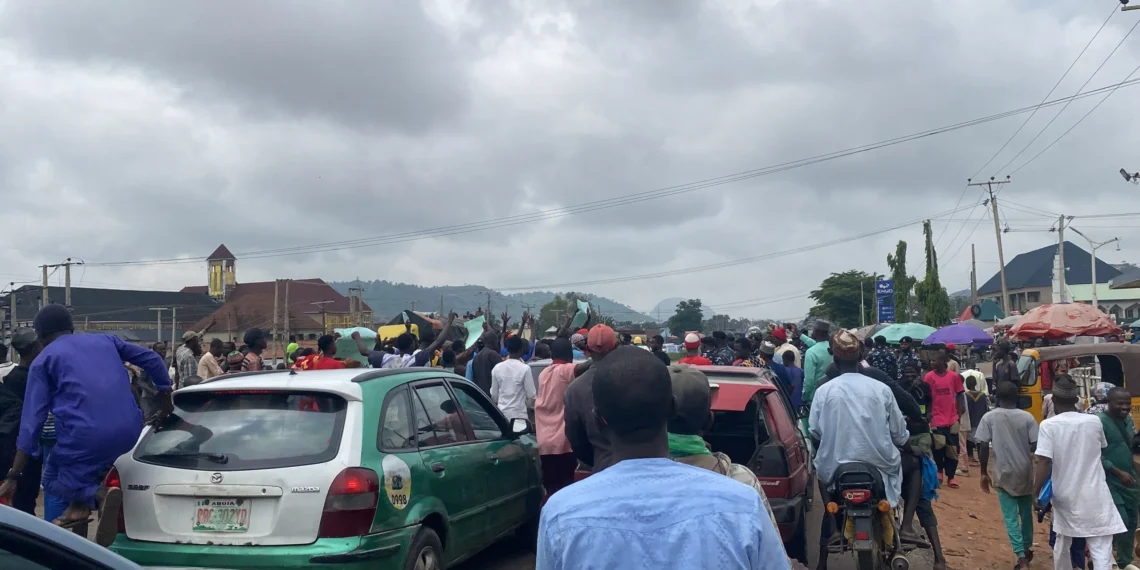 Massive gridlock on Kugbo–Nyanya Expressway as protesters mobilize for Nnamdi Kanu demonstration in Abuja