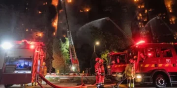 13 dead as firefighters tackle Hong Kong blaze