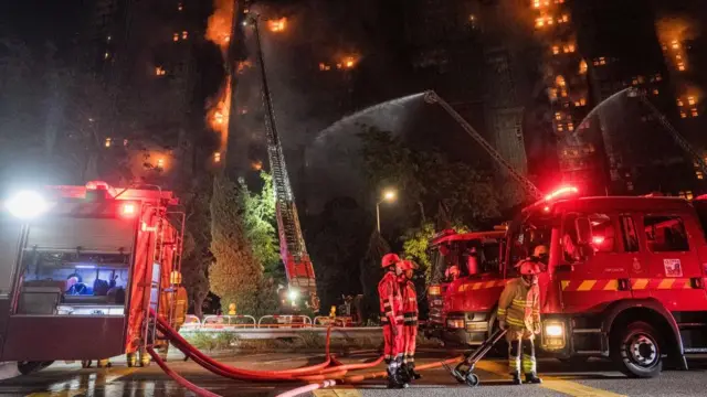 13 dead as firefighters tackle Hong Kong blaze