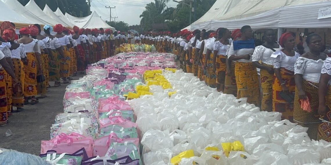 Umuakpo spreads Yuletide cheer in as over 1,000 receive Rice, Cash in Christmas outreach