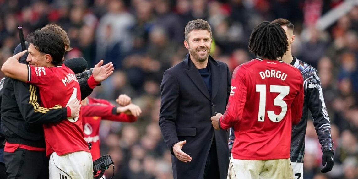 Carrick secures first victory as Manchester United defeat Man City 2-1