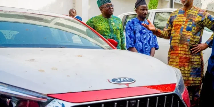 Abiodun gifts Car to Ogun Teacher Named Nigeria’s Best Primary School Educator