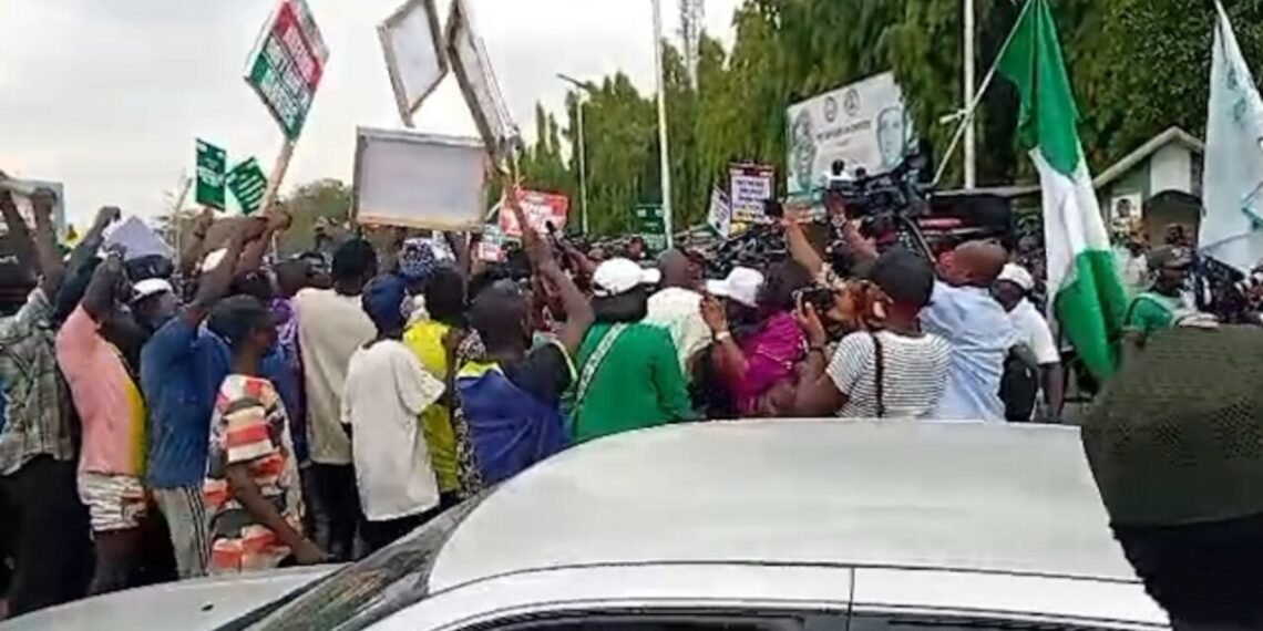 Protesters resume demonstration at National Assembly over e-transmission clause