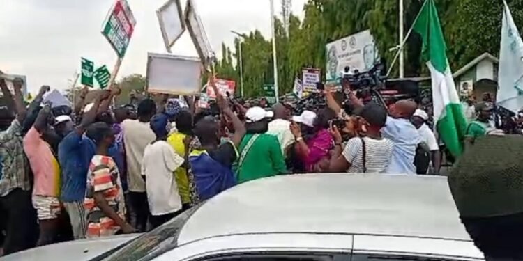 Protesters resume demonstration at National Assembly over e-transmission clause