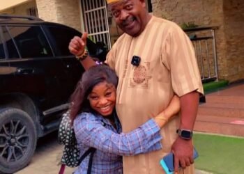 King Mitchy gifts Veteran Actor Papa Ajasco cash support after low pay outcry