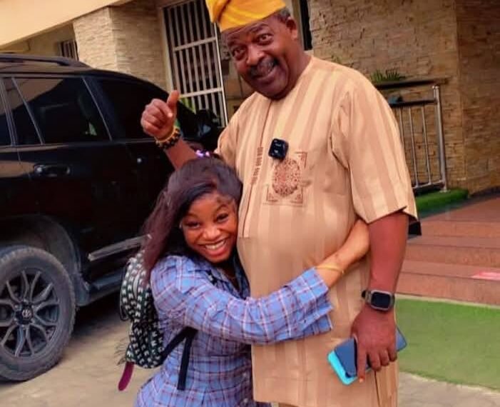 King Mitchy gifts Veteran Actor Papa Ajasco cash support after low pay outcry