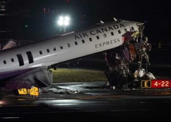 2 pilots killed as Air Canada jet collides with fire truck at LaGuardia