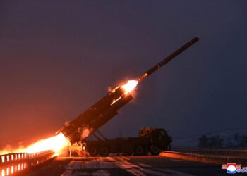 North Korea fires over 10 ballistic missiles during US–South Korea drills, raising tensions in East Asia