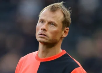 Former Arsenal goalkeeper Alex Manninger dies in train collision at 48