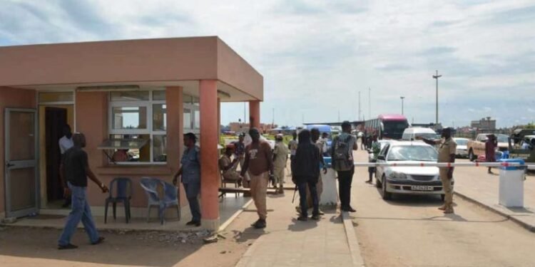 Immigration suspends Lagos-Seme border officers over alleged extortion