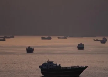 Iran threatens to attack US forces in Strait of Hormuz