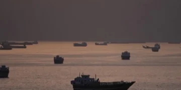 Iran threatens to attack US forces in Strait of Hormuz