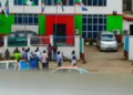 Man storms APC national secretariat, accusing party of neglect after selling his ₦30m house