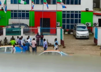 Man storms APC national secretariat, accusing party of neglect after selling his ₦30m house